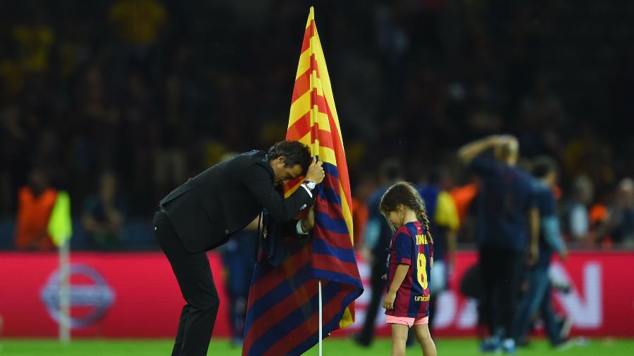 Acompanhado da filha, Xana, Luis Enrique finca a bandeira do Barcelona no gramado do estádio Olímpico de Berlim após a conquista da Liga dos Campeões de 2014/15 Acompanhado da filha, Xana, Luis Enrique finca a bandeira do Barcelona no gramado do estádio Olímpico de Berlim após a conquista da Liga dos Campeões de 2014/15