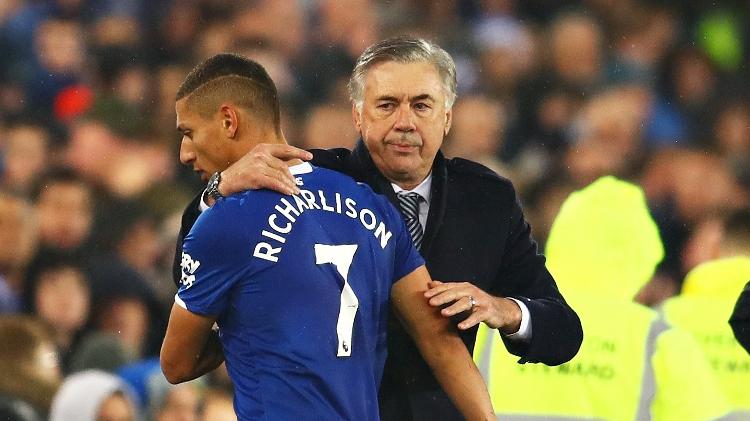Carlo Ancelotti abraça Richarlison; os dois trabalharam juntos no Everton Carlo Ancelotti abraça Richarlison; os dois trabalharam juntos no Everton