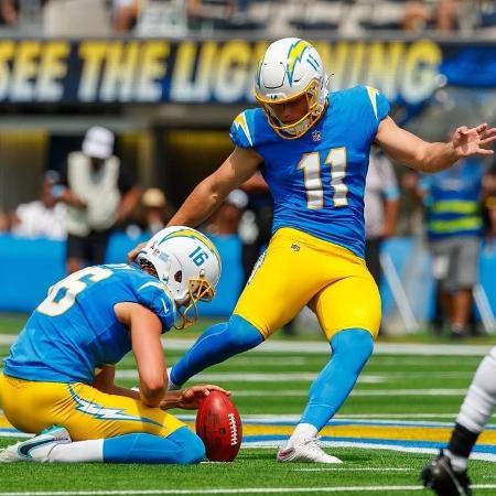 Cameron Dicker, dos Chargers, em ação contra o Las Vegas Raiders na temporada de 2024-25 da NFL Cameron Dicker, dos Chargers, em ação contra o Las Vegas Raiders na temporada de 2024-25 da NFL