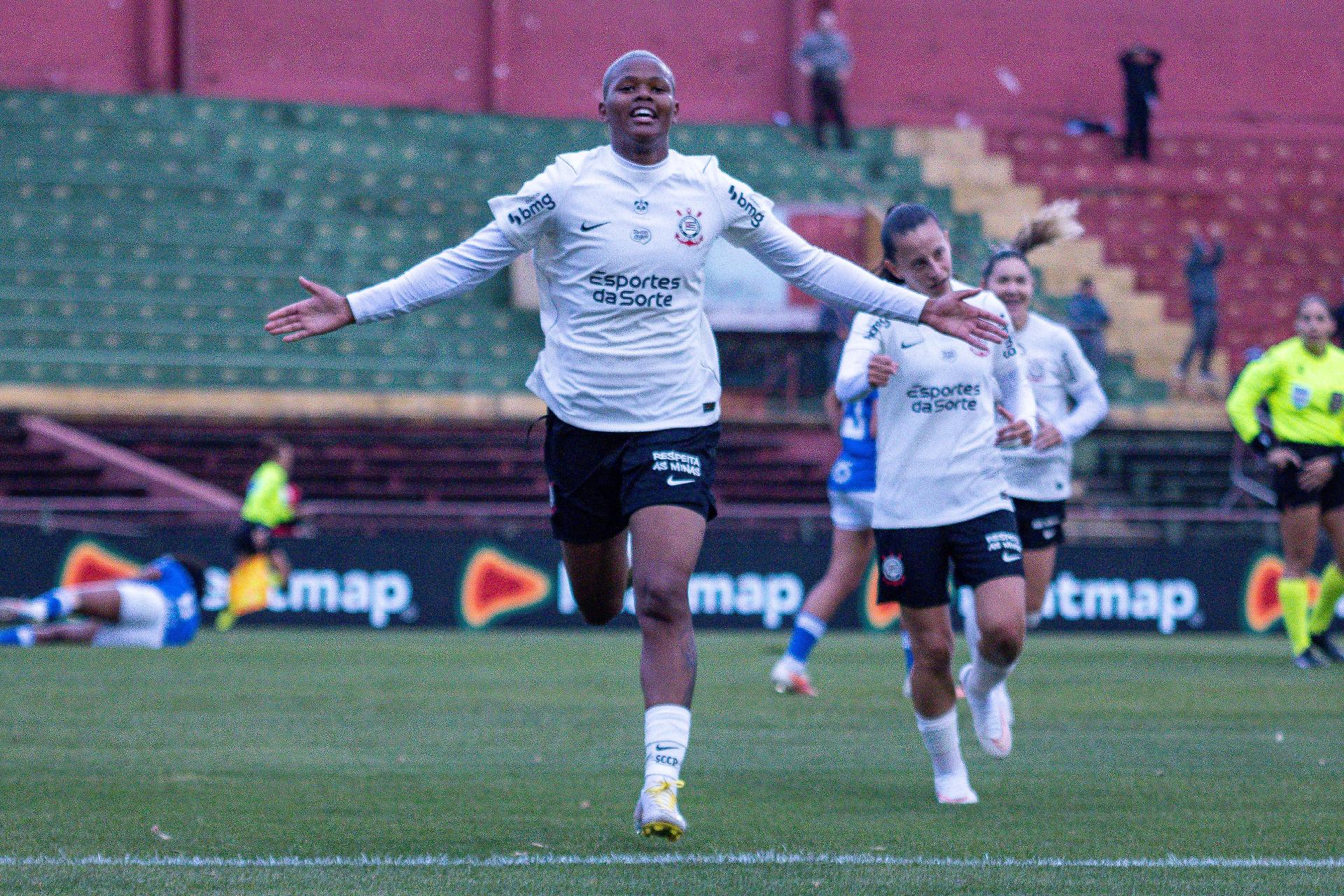 Jhonson, do Corinthians, comemora gol contra o Cruzeiro nas quartas de final do Brasileirão Feminino - undefined