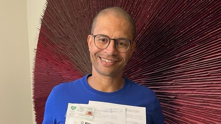 Alex de Souza com seus certificados