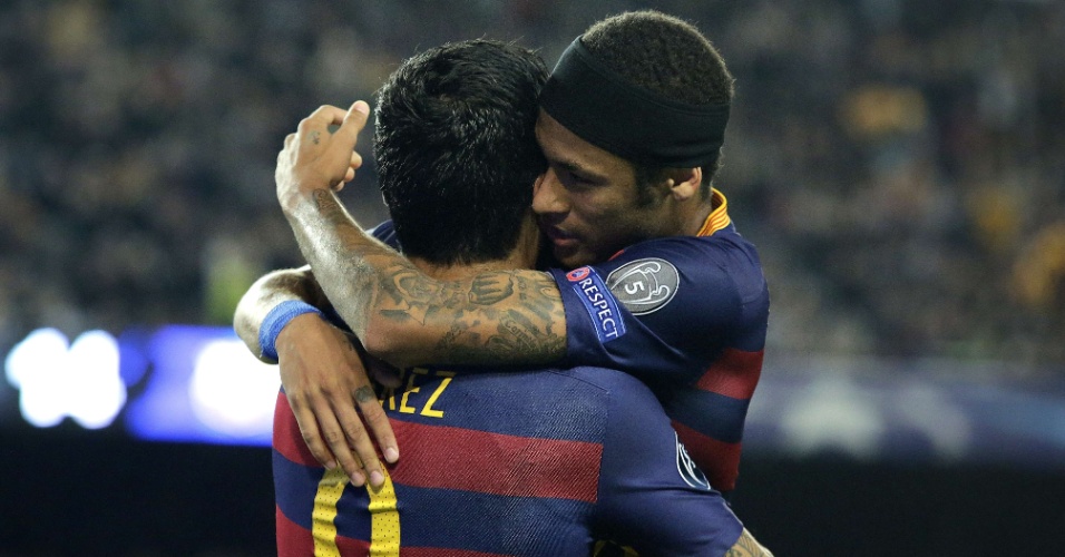 Neymar abraça Suárez para comemorar segundo gol do Barcelona, marcado pelo uruguaio, no jogo contra o BATE Borisov