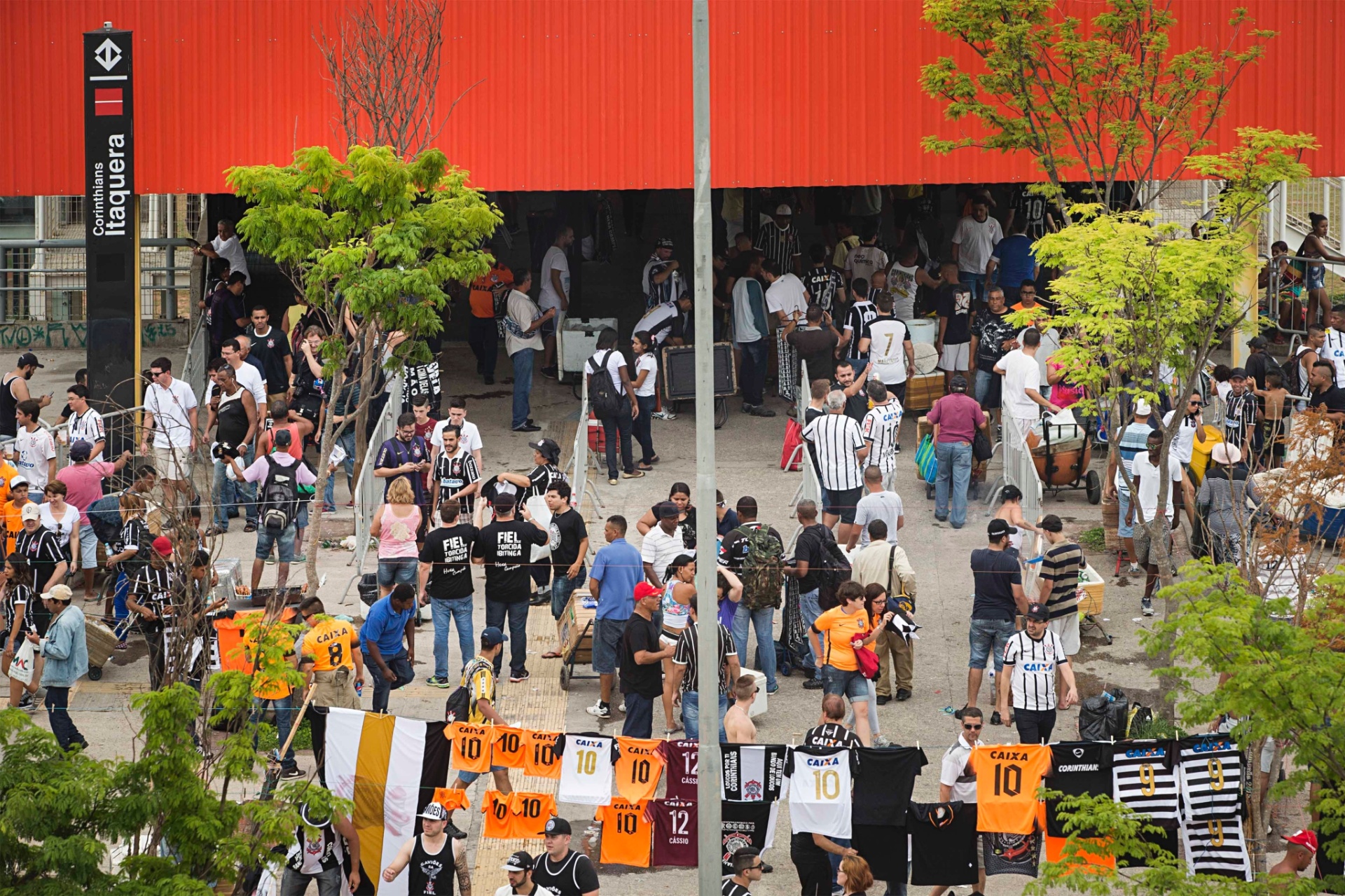 Torcedores do Corinthians começam a chegar à Arena para clássico contra o São Paulo no Campeonato Brasileiro - Eduardo Knapp/Folhapress. ESPORTES