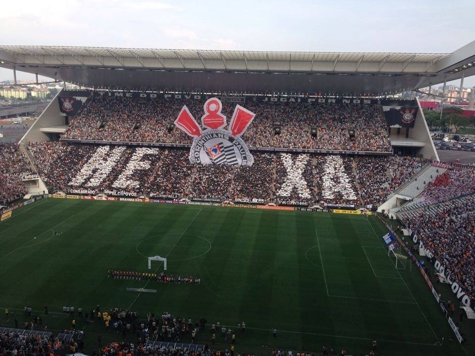 Torcida do Corinthians faz mosaico em comemoração ao título brasileiro no clássico contra o São Paulo - Dassler Marques/UOL