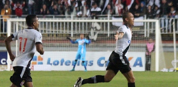 Leandrão comemora o seu gol diante do Joinville acompanhado de Jorge Henrique - Carlos Gregório Júnior / Site oficial do Vasco - Carlos Gregório Júnior / Site oficial do Vasco