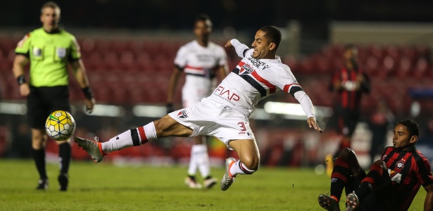 Reforço do São Paulo, Ytalo tenta marcar seu primeiro gol pelo clube no Morumbi - Julia Chequer/Folhapress
