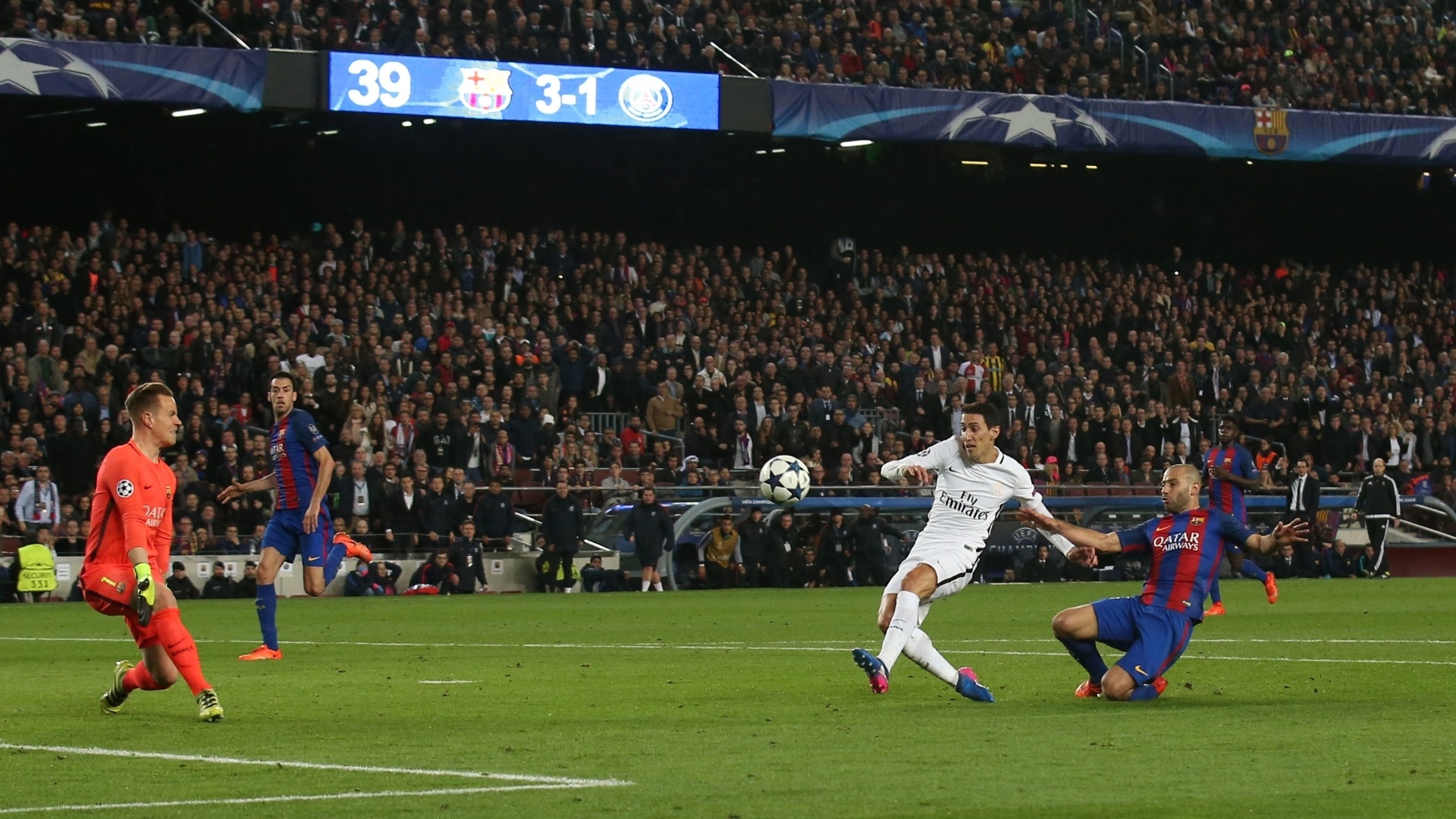 Lance decisivo: antes de Neymar resolver a parada, quando o placar marcava 3 a 1, Dí Maria saiu cara a cara com Ter Stergen e não colocou a bola na rede. Mataria o confronto. Poderia até ter tocado para Cavani, livre ao seu lado. Escolheu seguir sozinho e bateu mascado, travado por Mascherano, pelo lado da meta. Após a partida, Masch confessou que atingiu o jogador rival com carrinho dentro da área - Reuters / Albert Gea