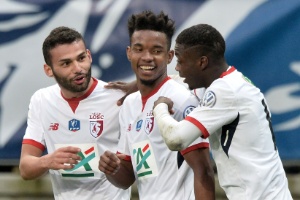 Thiago Mendes comemora gol com o compatriota Thiago Maia e o marfinense Nicolas Pepe - AFP PHOTO / JEAN-FRANCOIS MONIER - AFP PHOTO / JEAN-FRANCOIS MONIER