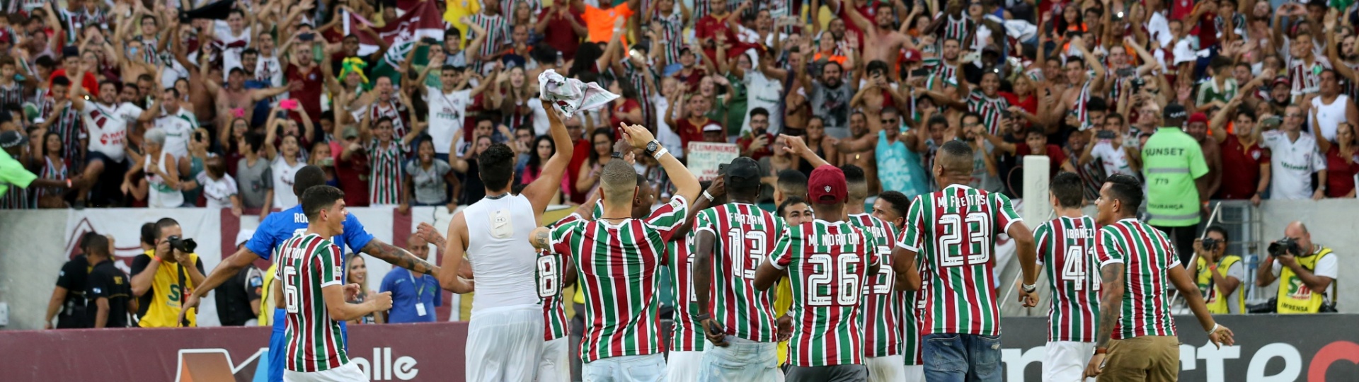 Jogadores do Fluminense comemoram título com a torcida
