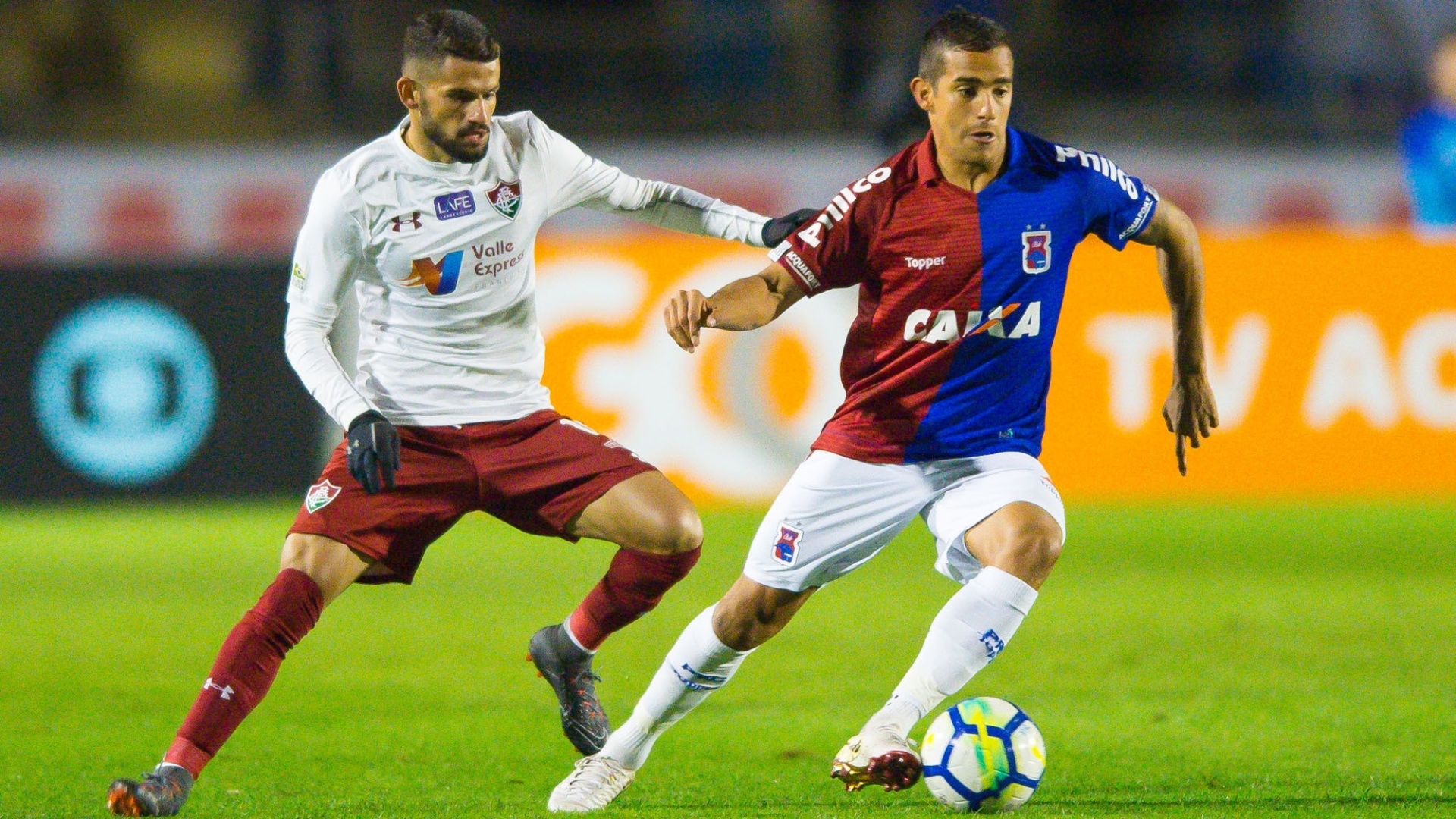 Torito e João Carlos disputam a bola no jogo entre Paraná e Fluminense