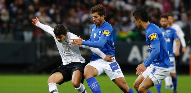 Romero, do Corinthians,e Lucas Silva, do Cruzeiro, disputam a bola durante amistoso - Daniel Vorley/AGIF