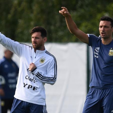 Messi gesticula ao lado de Lionel Scaloni, então auxiliar-técnico de Jorge Sampaoli na seleção argentina - Francisco Leong/AFP