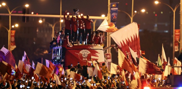 Milhares de torcedores recepcionaram os "campeões da Ásia" em Doha - IBRAHEEM AL OMARI/REUTERS
