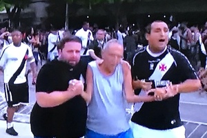 Idoso tenta escapar de confusão entre vascaínos e policiais no lado de fora do Maracanã - Reprodução - Reprodução