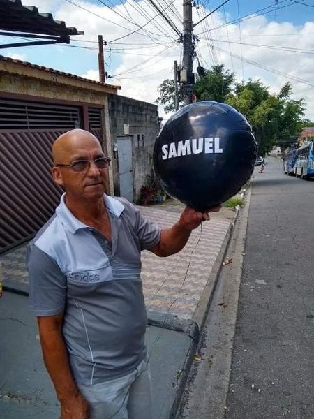 Arlindo Dionizio encontrou o balão lançado pelo Corinthians em homenagem a Samuel, uma das vítimas do massacre de Suzano, e entregou pessoalmente ao pai do estudante - Arquivo pessoal