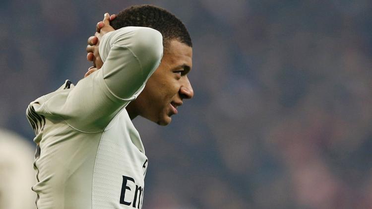 Mbappé lamenta gol anulado contra o Lille no estádio Pierre-Mauroy - PASCAL ROSSIGNOL/REUTERS - PASCAL ROSSIGNOL/REUTERS