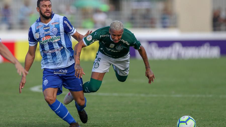 Deyverson tropeça durante a partida CSA x Palmeiras pelo Campeonato Brasileiro 2019 - Carlos Ezequiel Vannoni/Eleven/Estadão Conteúdo