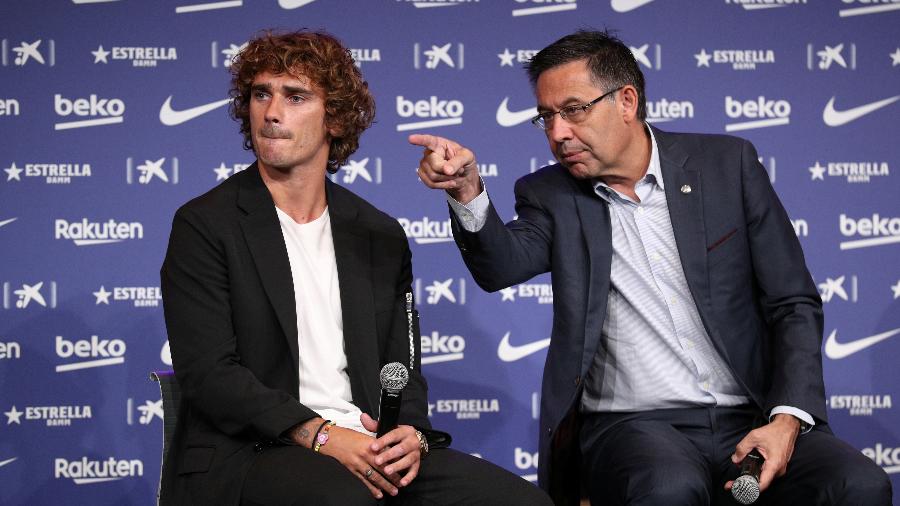 Josep Bartomeu, presidente do Barcelona, e Antoine Griezmann, atacante do clube - Albert Gea/Reuters
