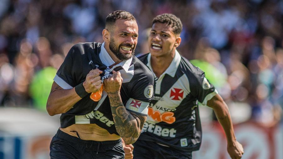 Leandro Castán comemora gol do Vasco contra o Fluminense, no duelo pelo primeiro turno do Brasileiro - MAGALHÃES JR./O FOTOGRÁFICO/ESTADÃO CONTEÚDO