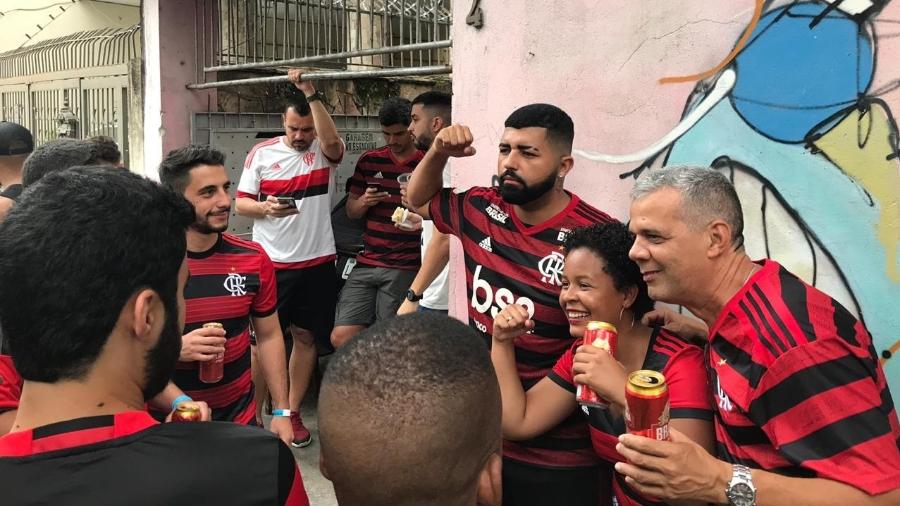 Jeferson Sales, o "Gabigol da Torcida", é tietado nos arredores do Maracanã antes de Flamengo x Santos - Bruno Braz / UOL
