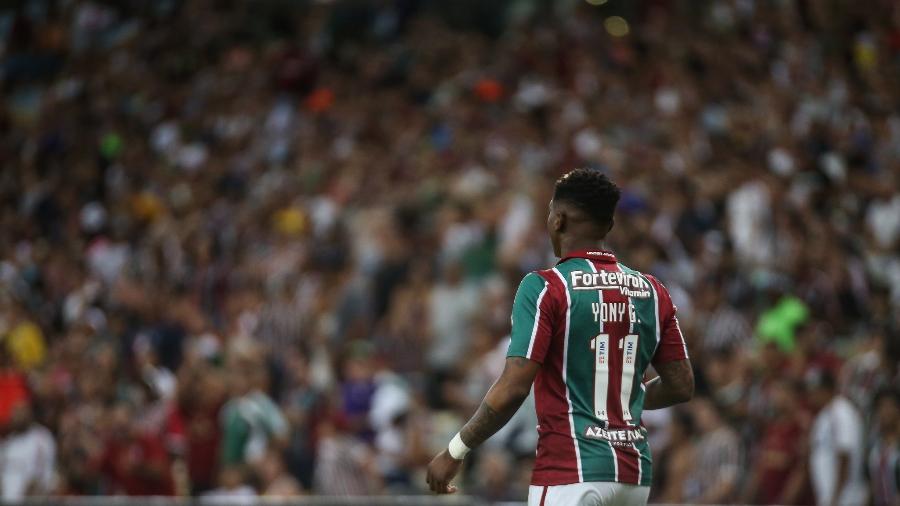 Atacante Yony González sob os olhares da torcida do Fluminense, no Maracanã  - LUCAS MERÇON/ FLUMINENSE F.C.