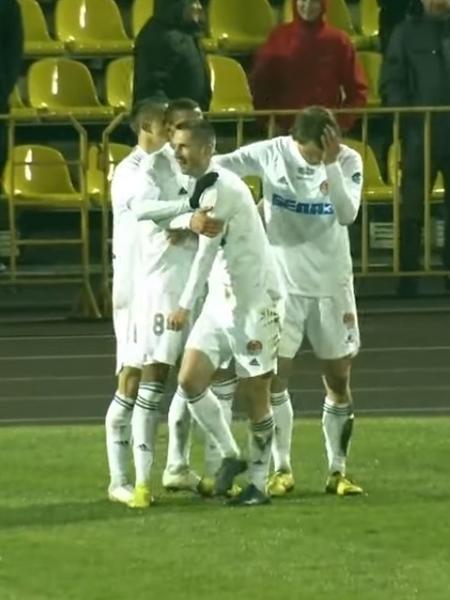 Jogadores do Torpedo BelAz comemoram gol do brasileiro Gabriel Ramos diante do Shakhter Soligorsk, em jogo da liga de Belarus durante pandemia do novo coronavírus - Reprodução