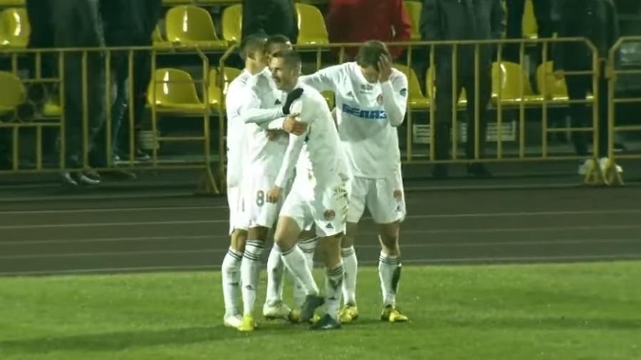 Jogadores do Torpedo BelAz comemoram gol na rodada de abertura da primeira divisão de Belarus - Reprodução