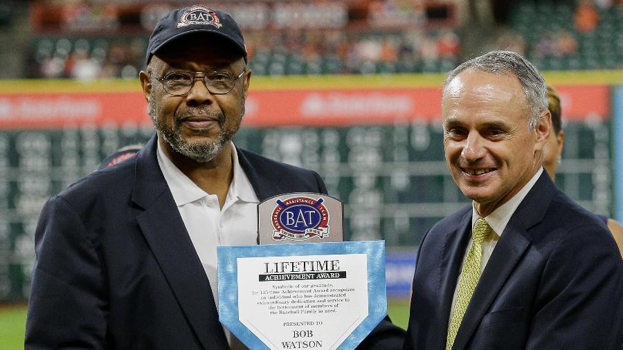 23.05.2017 - Bob Watson (à esq.) recebe prêmio honorário das mãos de comissário da MLB, Rob Manfred - Bob Levey/Getty Images
