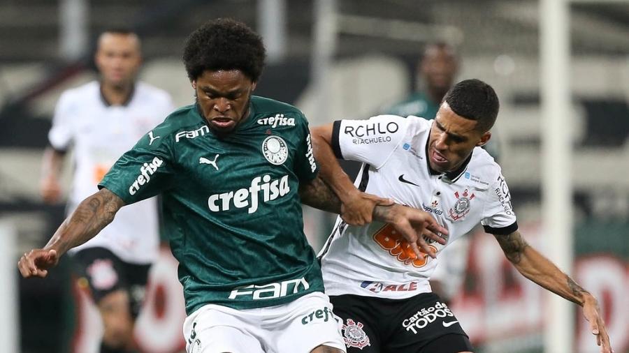 Gabriel tenta desarmar Luiz Adriano durante Corinthians x Palmeiras no Paulistão 2020 - Cesar Greco/SE Palmeiras