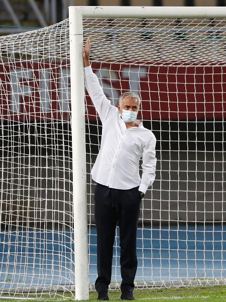 José Mourinho, técnico do Tottenham, inspeciona trave antes de partida contra o Shkendija - Srdjan Stevanovic/Getty Images