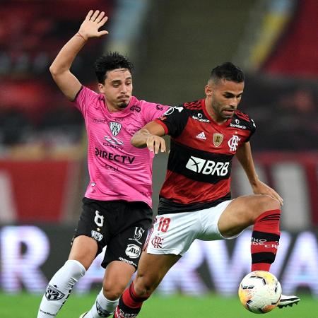 Thiago Maia tenta jogada durante Flamengo x Del Valle pela Libertadores 2020 - Carl de Souza-Pool/Getty Images