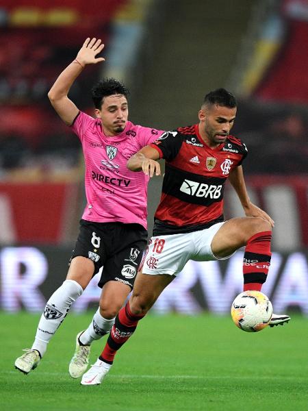 Thiago Maia tenta jogada durante Flamengo x Del Valle pela Libertadores 2020 - Carl de Souza-Pool/Getty Images