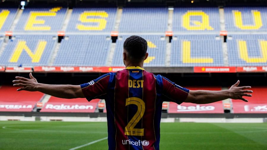Sergiño Dest é anunciado pelo Barcelona e visita Camp Nou com a camisa de número 2 - Reprodução/Twitter