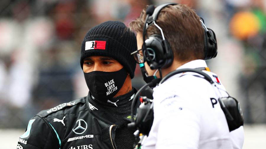 Lewis Hamilton conversa com engenheiro da Mercedes antes do GP de Portugal - Dan Istitene - Formula 1/Formula 1 via Getty Images