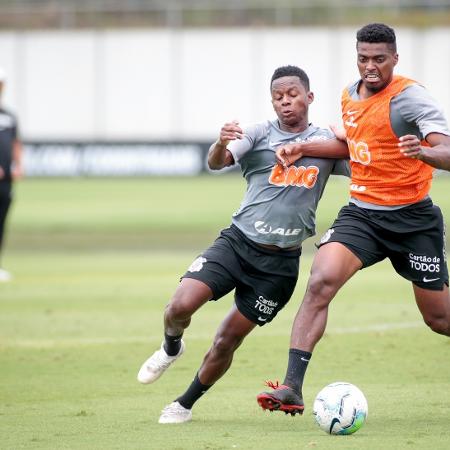 Zagueiro Jemerson para Cazares durante treino do Corinthians no CT Joaquim Grava - Rodrigo Coca/Agência Corinthians