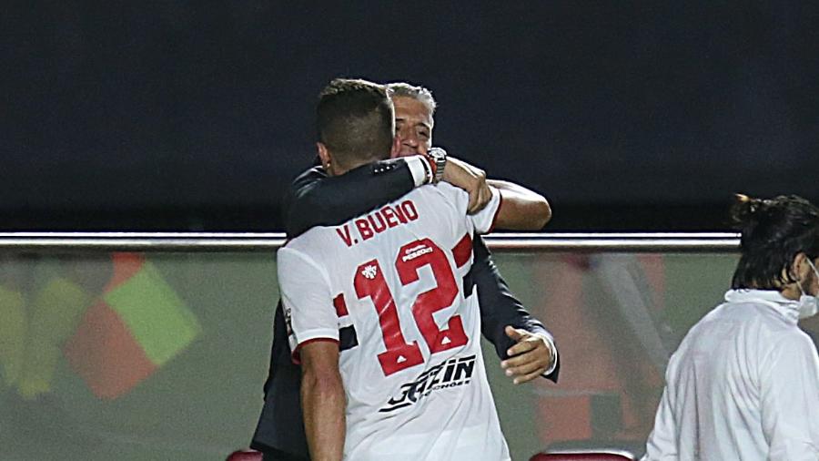 Vitor Bueno e Hernán Crespo se abraçam para celebrar gol do São Paulo no Morumbi - Paulo Pinto / saopaulofc.net