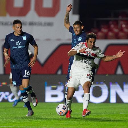 Eder, do São Paulo, disputa bola contra o Racing - Staff Images / CONMEBOL