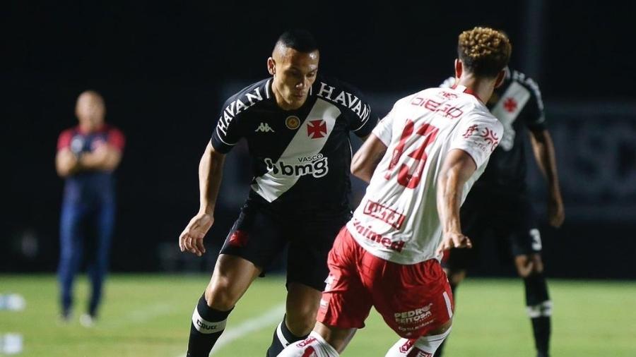 Léo Jabá tenta drible durante jogo do Vasco contra o Vila Nova, pela 17ª rodada da Série B do Brasileirão - Rafael Ribeiro/Vasco da Gama