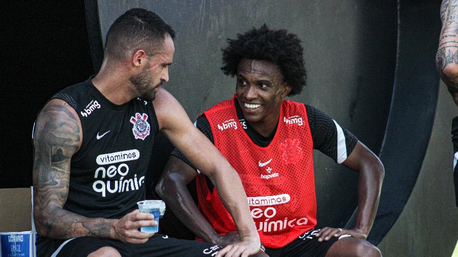 Renato Augusto e Willian, do Corinthians, em treino no CT Joaquim Grava - Felipe Szpak/Agência Corinthians