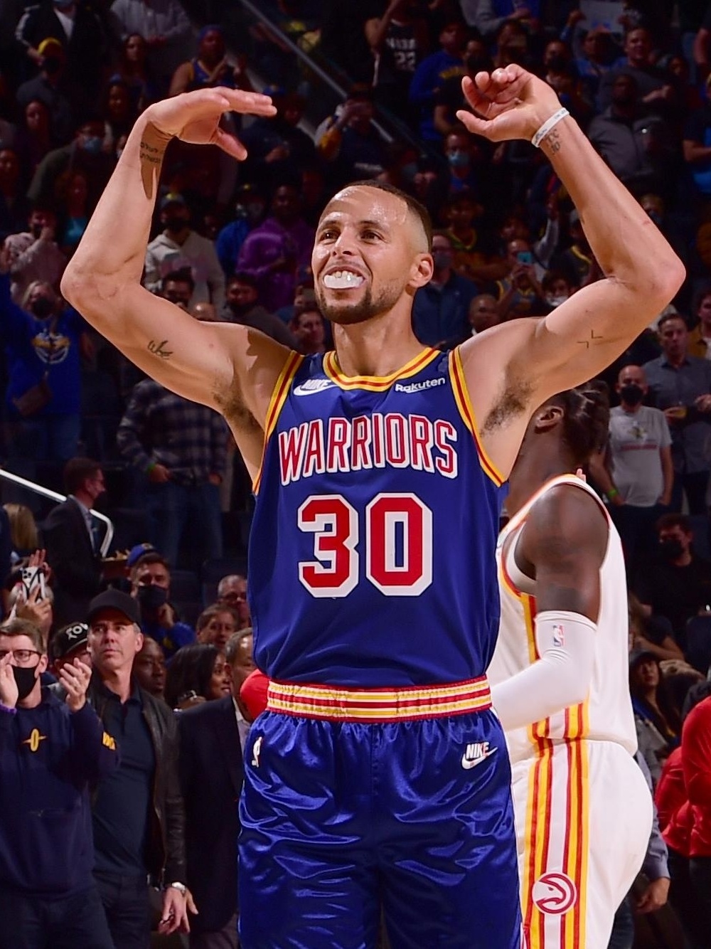 NBA: Stephen Curry brilha e comanda vitória do Golden State Warriors diante  do Cavaliers - Jogada - Diário do Nordeste