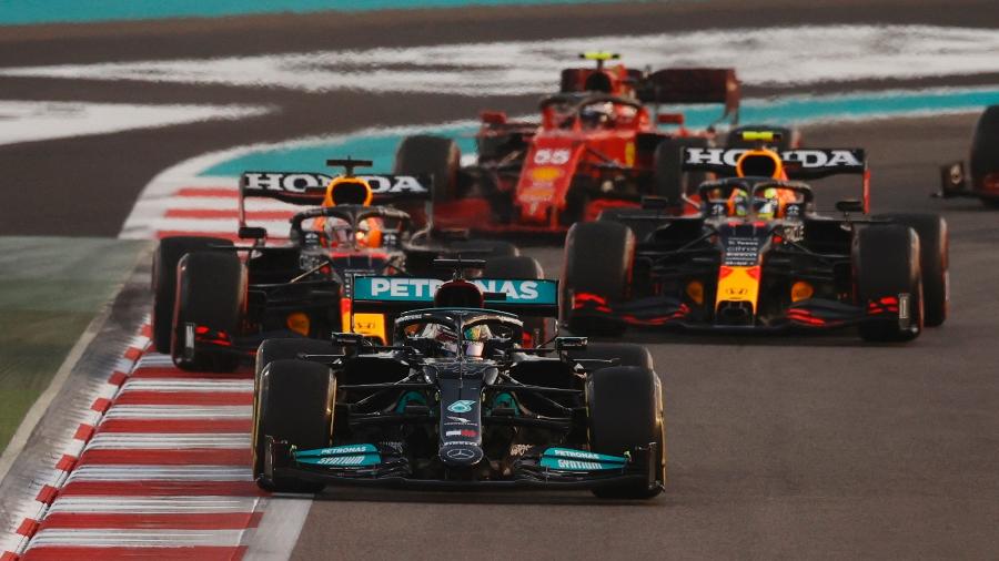 Lewis Hamilton passou Max Verstappen na largada do GP de Abu Dhabi da Fórmula 1 - REUTERS/Hamad I Mohammed