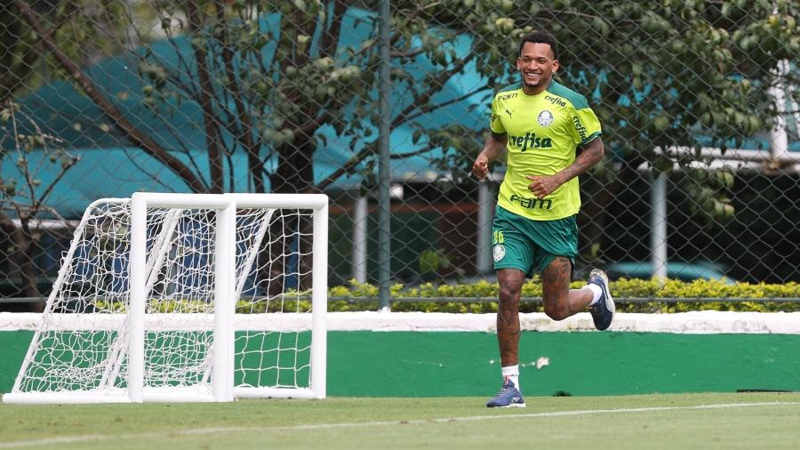 O jogador Jailson, do Palmeiras, durante treinamento, na Academia de Futebol - Cesar Greco