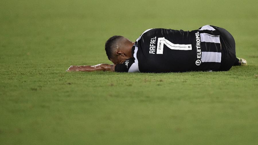 Rafael, lateral do Botafogo, no gramado do Nilton Santos após se lesionar no jogo contra o Boavista, pelo Carioca - ANDRÉ FABIANO/CÓDIGO19/ESTADÃO CONTEÚDO