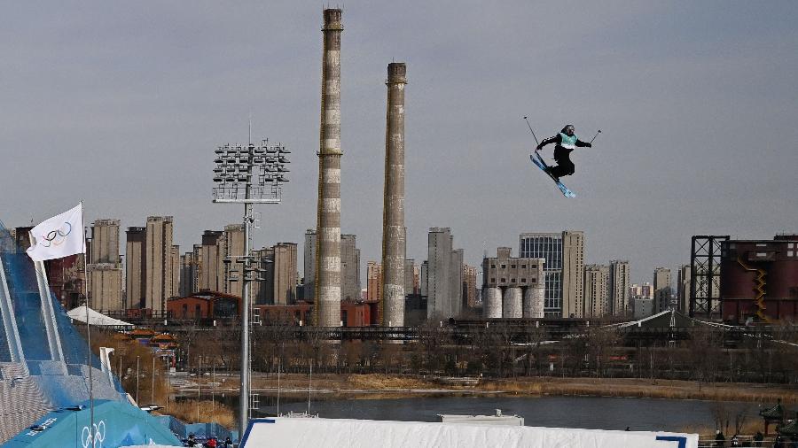 O neozelandês Finn Bilous durante disputa de big air no ski freestyle durante nos Jogos Olímpicos de Inverno Pequim 2022 no Big Air Shougang em Pequim. 07/03/2022 - MANAN VATSYAYANA/AFP