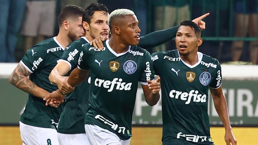 Danilo jogador do Palmeiras comemora seu gol com jogadores do seu time durante partida contra o Corinthians no estádio Arena Allianz Parque pelo campeonato Paulista 2022 - Marcello Zambrana/AGIF