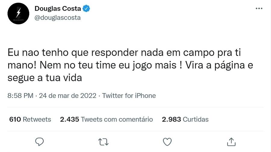Douglas Costa rebateu o comentário de um torcedor do Grêmio nas redes sociais - Reprodução 