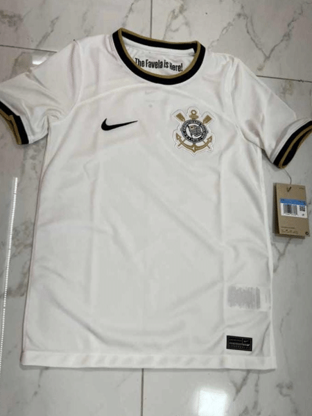 Nova camisa principal do Corinthians faz referência à conquista do Mundial de Clubes em 2012 - Reprodução/Twitter