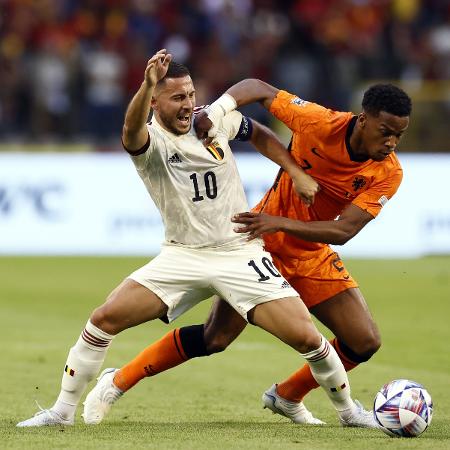 Hazard, da Bélgica, disputa bola com Jurrien Timber, da Holanda, em jogo pela Liga das Nações - ANP via Getty Images