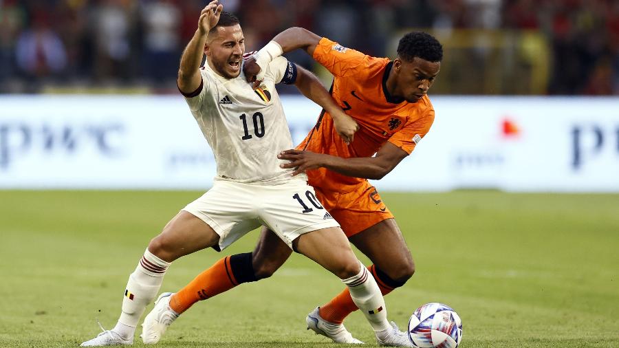 Hazard, da Bélgica, disputa bola com Jurrien Timber, da Holanda, em jogo pela Liga das Nações - ANP via Getty Images