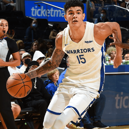 Gui Santos em quadra pelo Golden State Warriors em amistosos